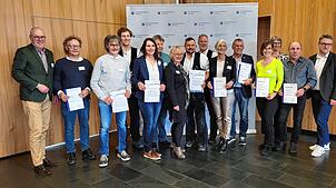 Die Lehrgangsteilnehmer mit Peter Haas (links) von Handwerk BW, Theresia Bauer (Mitte) von der Baden-Württemberg Stiftung und Georg ...