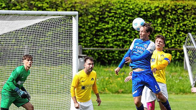 Der FC Radolfzell (Tobias Bertsch erzielt hier das 6:1) verabreichte der SG Dettingen-Dingelsdorf eine 7:1-Packung.