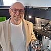Thomas Viebrans vor einem 3D-Metalldrucker. Teile, zum Beispiel für die Flugzeugindustrie, können mit dem Gerät besonders effizient ...