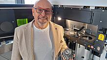 Thomas Viebrans vor einem 3D-Metalldrucker. Teile, zum Beispiel für die Flugzeugindustrie, können mit dem Gerät besonders effizient ...