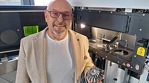 Thomas Viebrans vor einem 3D-Metalldrucker. Teile, zum Beispiel für die Flugzeugindustrie, können mit dem Gerät besonders effizient ...