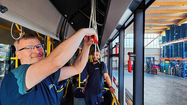 Pro Tag sollen vier Busse umgerüstet werden, bis Oktober sollen alle Buss der SB in den Landkreisen Waldshut und Lörrach mit der neuen ...