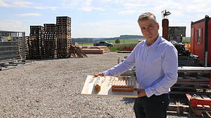 Frank Dreher mit dem Modell für das neue Büro. Das Unternehmen mit 200-jähriger Tradition plant die größte Investition in seiner ...