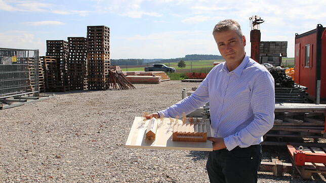 Frank Dreher mit dem Modell für das neue Büro. Das Unternehmen mit 200-jähriger Tradition plant die größte Investition in seiner ...