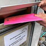 Wählen per Brief: Ob ein Bürger wirklich geheim und frei abgestimmt hat, lässt sich im heimischen Wohnzimmer anders als im Wahllokal ...
