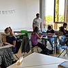 Deutsch- und Sportlehrer Einar Resch von der Lucian-Reich-Schule betreut gerade Schülerinnen der fünften und sechsten Klasse.