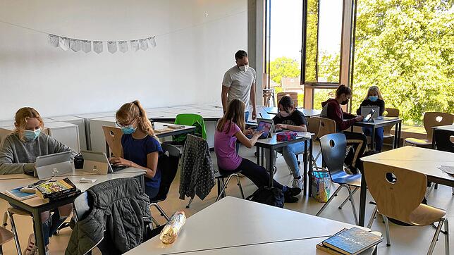Deutsch- und Sportlehrer Einar Resch von der Lucian-Reich-Schule betreut gerade Schülerinnen der fünften und sechsten Klasse.