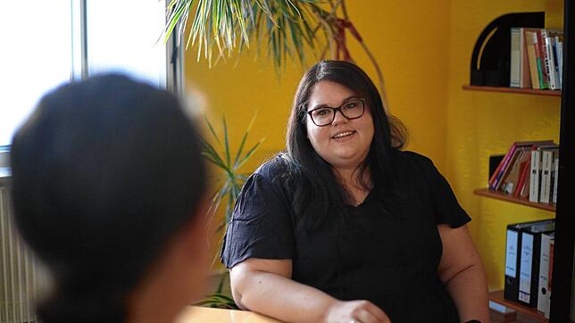 So wie Manuela Seifert (Name von der Redaktion geändert) sitzen inzwischen immer mehr Frauen in der Beratung von Christina Knöbel bei ...