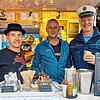 Bei seinen Rundgängen über das Marktgelände gibt es auch ein Tässchen Kaffee für Hermann Fengler vom Furtwanger Ordnungsamt (rechts). ...