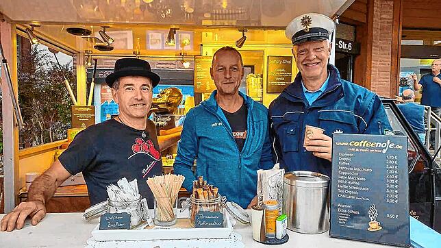Bei seinen Rundgängen über das Marktgelände gibt es auch ein Tässchen Kaffee für Hermann Fengler vom Furtwanger Ordnungsamt (rechts). ...