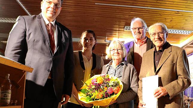 Ausgezeichnet für sein jahrelanges ehrenamtliches Engagement wird Egon Oschwald. Bürgermeister Tobias Link (von links), Isabell Fricker, ...