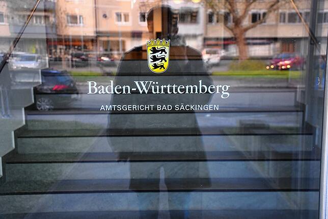 Ein schwerer Gang ist für die Angeklagten der Weg zum Gericht.