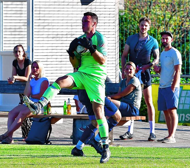 Elfer gehalten und Sieg gerettet: Tobias Vonderach – hier ein Archivbild – war schon wie beim 3:1-Erfolg in Hauingen beim 2:1 gegen die ...