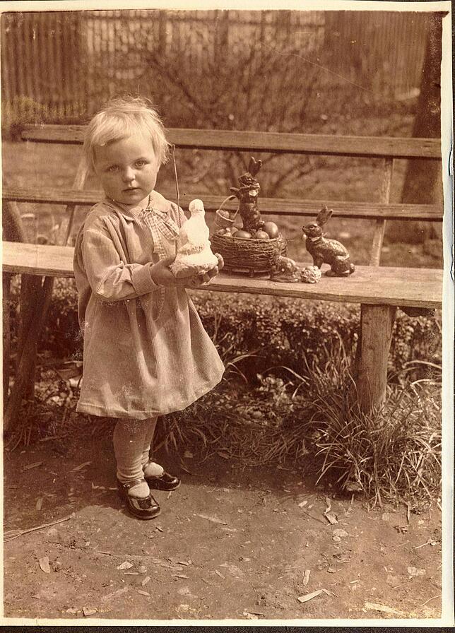 Eine der seltenen, älteren Oster-Fotografien, zeigt die dreijährige Radolfzellerin Antonie Schaub im Jahr 1928 beim Suchen nach den mit ...