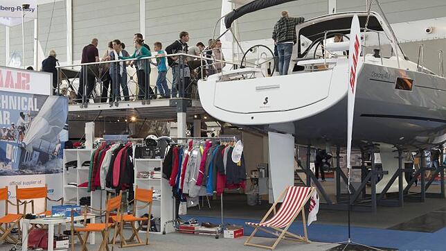 Das Interesse an Yachten ist auch bei den Besuchern auf der Interboot groß, so wie hier am Stand von Beneteau, wo es die über zehn Meter ...