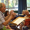 Hans Jörg Walter bei einer der allmontäglichen Proben mit seinem Musikfreunde-Orchester im Theaterstudio des Markdorfer Bildungszentrums.