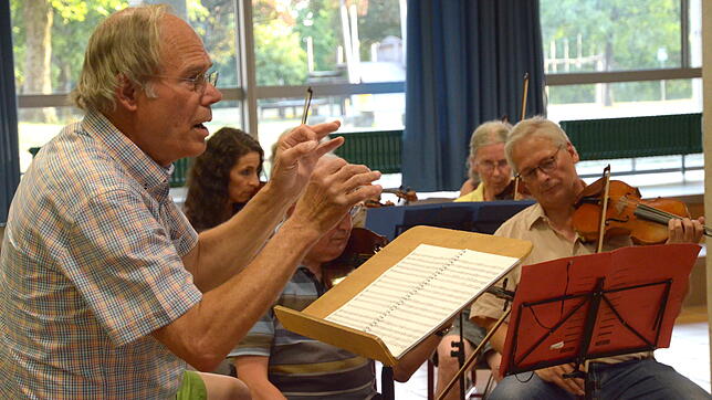 Hans Jörg Walter bei einer der allmontäglichen Proben mit seinem Musikfreunde-Orchester im Theaterstudio des Markdorfer Bildungszentrums.