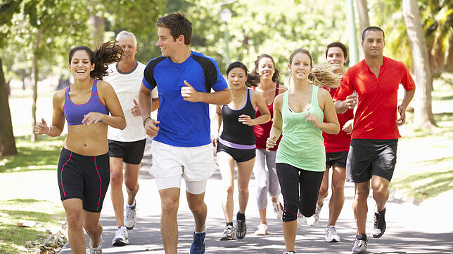 Junge Leute laufen in einem Park. In jungen Jahren ist die Motivaton zum Joggen noch größer. Aber hält sie an?