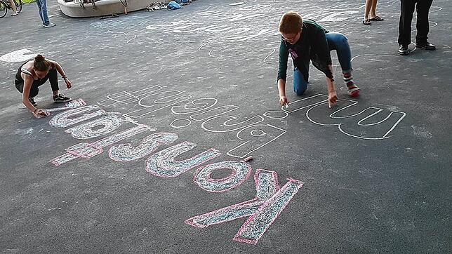 Fridays for Future sind sauer. Sie schreiben „Konstanz bricht mit dem Klimanotstand“ auf den Asphalt vorm Bodenseeforum.