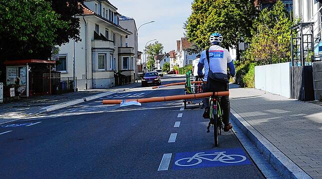 ADFC-Tour mit Poolnudel in Konstanz. Sie zeigt an: So groß ist der Abstand von 1,50 Metern, den Autofahrer beim Überholen von Radlern ...