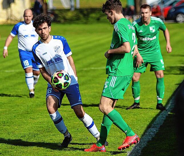 Klare Sache: Robin Nohl (links, gegen Finn Baumgartner) setzte sich mit dem FC Geißlingen deutlich 4:1 gegen den SV Waldhaus durch.