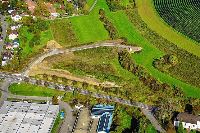 Das künftige Baugebiet Kapellenäcker in Stockach im Oktober 2022. Das Pflegeheim soll zwischen der Ludwigshafener Straße (unten) und der ...