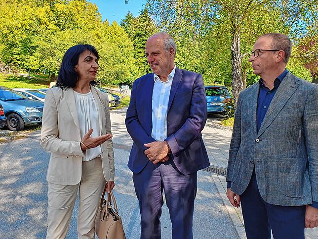 Landtagspräsidentin Muhterem Aras und Martin Hahn (Mitte). Sie wurden von Vorstand Cornelius Weichert begrüßt.