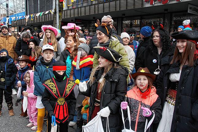 Bild 43: Sonne für die Narren: Großer Fasnet-Umzug begeistert in Singen!