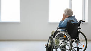 Passive Gewalt in der Pflege äußert sich durch Vernachlässigung.