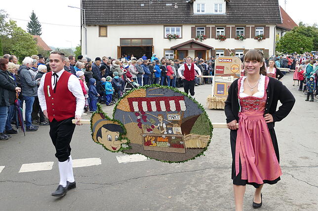 Bild 12: Tausende bejubeln beim Umzug des Kreiserntedankfestes die Leistung der Jugendlichen