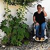 Julia Sander aus Freiburg sitzt seit fünf Jahren im Rollstuhl und gehört zur Corona-Risikogruppe.