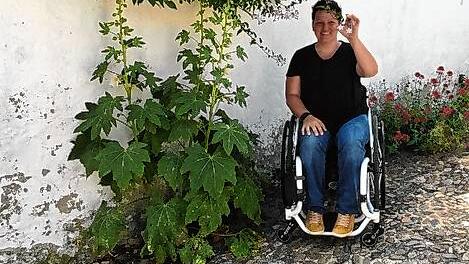 Julia Sander aus Freiburg sitzt seit fünf Jahren im Rollstuhl und gehört zur Corona-Risikogruppe.