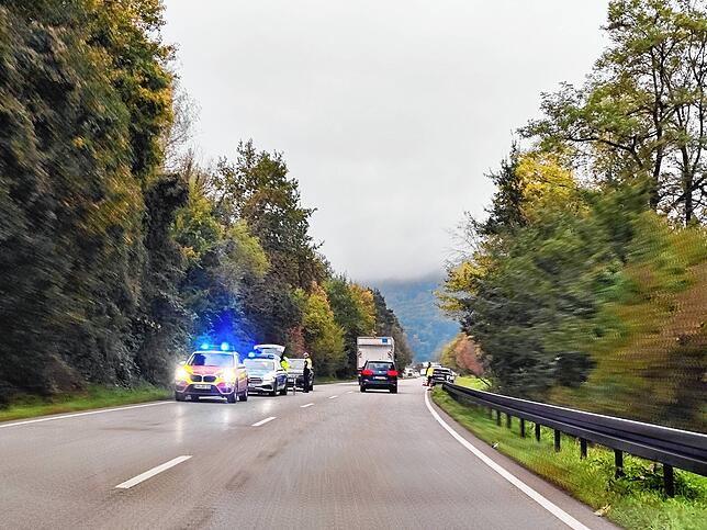 Einsatzfahrzeuge mit Blaulichtauf der B34 zwischen Brennet und Bad Säckingen.