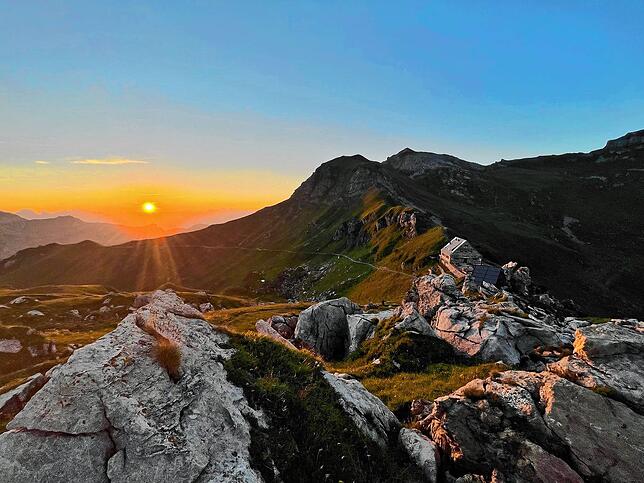 Abendstimmung im Rätikon. Der Pfälzerhütte vorgelagert ist die kleine Schutzhütte „Adlerhorst“. Hier findet man auch im Winter einen ...