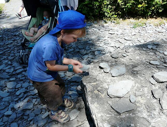 Im Fossiliensteinbruch vor dem Sealife packt Lenni kräftig zu, sein Bruder schläft.