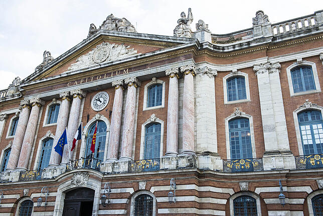 Bereits vor 800 Jahren gab der Stadtrat von Toulouse an dieser Stelle sein Tagungsgebäude in Auftrag. Heute beherbergt das ...