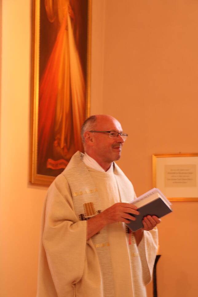 Pfarrer Erich Loks hält den Dankesgottesdienst zum Priesterjubiläum von Heiner Schenk.