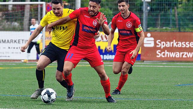 Tobias Rimsberger (SV Denkingen, links) im Zweikampf mit Ramiro David de Lillo vom FC Bad Dürrheim.
