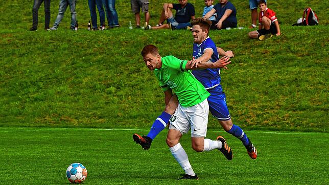 Bricht den Bann: Simon Gantert (vorn, gegen Erzingens Nico Ködel) erlöste die SG Mettingen/Krenkingen mit seinem Treffer und ebnete den ...