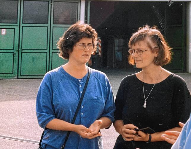 Danica Dähn (links) und Frede Möhrle vor den Hallen des Singener Gas- und E-Werks. Dort konnten die gespendeten Haushaltsausstattungen ...