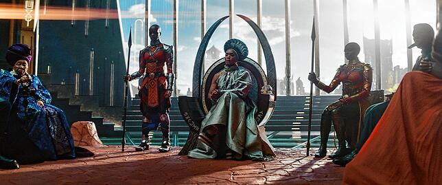 Szene aus „Black Panther: Wakanda Forever“: Dorothy Steel (von links) als Merchant Tribe Elder, Florence Kasumba als Ayo, ...
