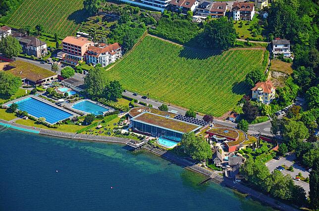 Wann der Bau für das Projekt Seewärme beginnt, ist aktuell noch unklar. Dieses Bild zeigt das Freibad Meersburg aus der ...