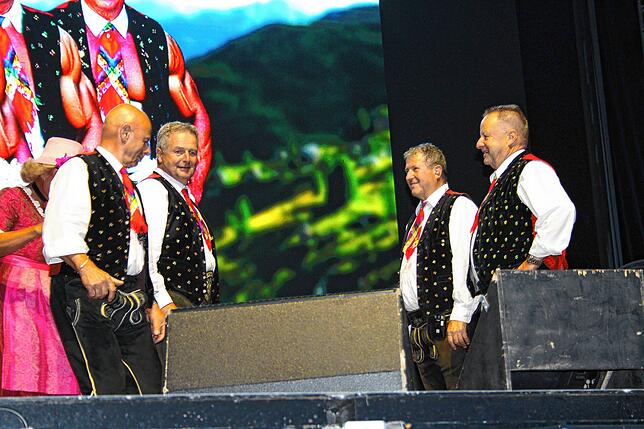 Bild 2: Nasser Auftakt beim Pfullywood-Festival: Spatzen singen auch im Regen
