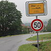 Spaßschilder: So sehen die neuen Ortsschilder aus, die an den beiden Ortseingängen von Oberalpfen, aus Richtung Waldkirch und ...