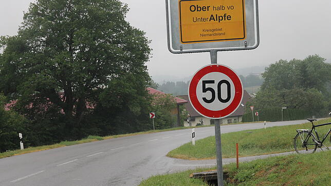 Spaßschilder: So sehen die neuen Ortsschilder aus, die an den beiden Ortseingängen von Oberalpfen, aus Richtung Waldkirch und ...