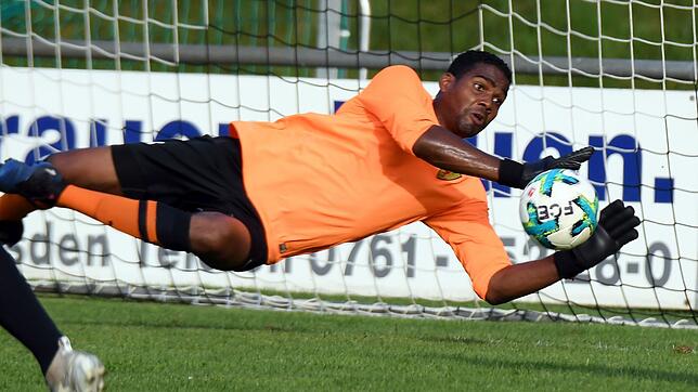 Im Brennpunkt: Dany Quintero vom FSV Rheinfelden verhinderte dank spektakulärer Paraden beim SV Au-Wittnau noch Schlimmeres. Dennoch ...