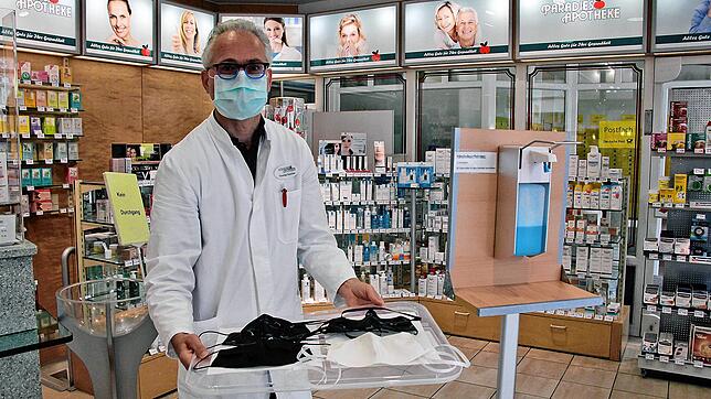 Apotheker Thomas Karcher unterstützt mehrere Nähstuben aus der Region und verkauft deren selbst genähte Mund-Nasen-Masken ohne Aufschlag ...