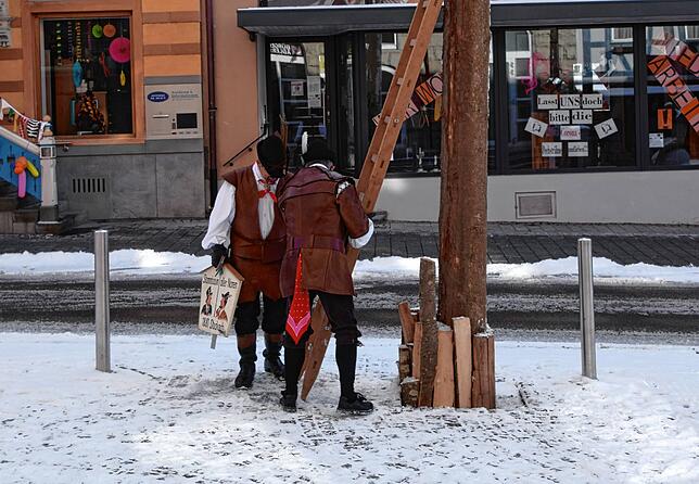 Bild 5: Bilder von der Narrenbaumaktion der Stockacher Zimmerergilde am Schmotzigen Dunschtig: Jetzt ist der Baum der Stammbaum aller Narren