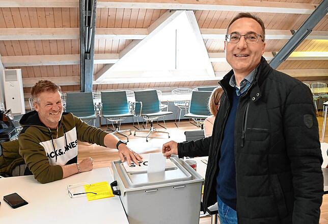 Ralf Volber hat im Wahllokal im Rathaus Ludwigshafen Schicht, als Kandidat Alessandro Ribaudo seinen Stimmzettel in die Urne wirft. Da ...