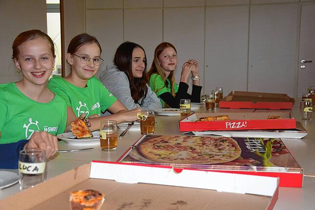 Eine letzte Stärkung bevor es los geht – hier bei den Ministranten der Pfarrgemeinden St. Maria aus Wallbach und St. Martin in ...